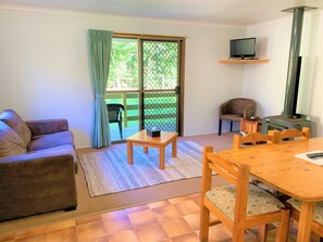 Suite estándar, 2 habitaciones, no fumadores, cocina (Broken River Lodge A) | Sala de estar | Una televisión, una mesa de tenis de mesa