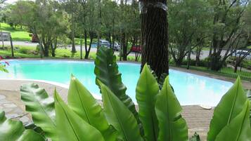 Una piscina al aire libre