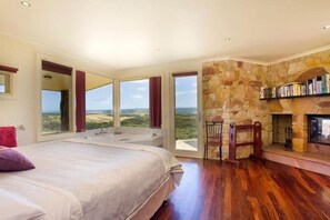 Muebles diferentes y tabla de planchar con plancha