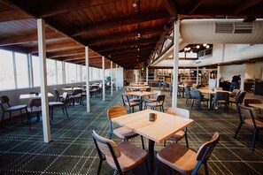 供應午餐及晚餐