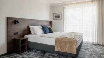 Escriptori, planxa i posts de planxar i roba de llit