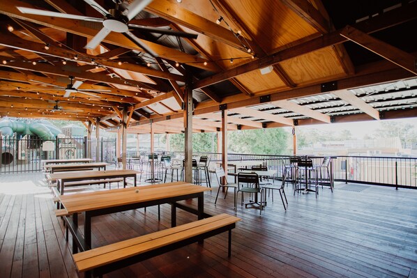 Déjeuner et dîner servis sur place