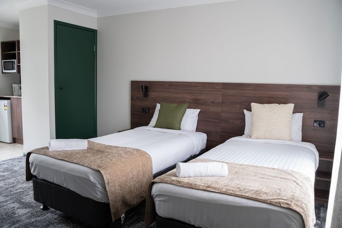 Standard Room (Twin Share) | Meja, seterika/papan seterika, cadar katil