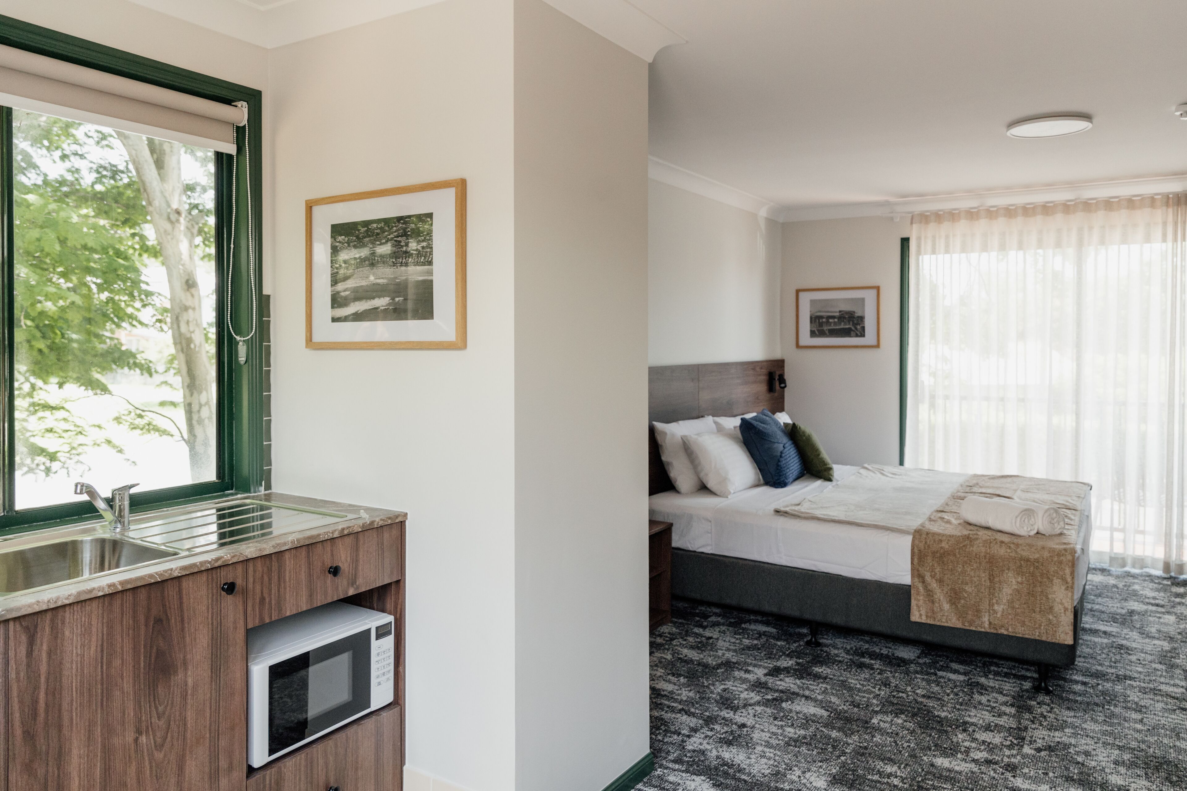 Standard Room (Queen Bed) | Desk, iron/ironing board, bed sheets