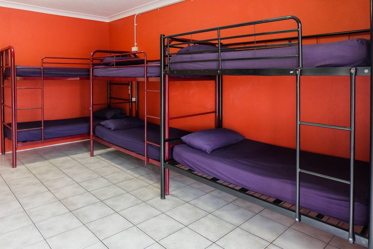 Deluxe 6-Bed Dormitory Room with Private Bathroom | Free WiFi, bed sheets