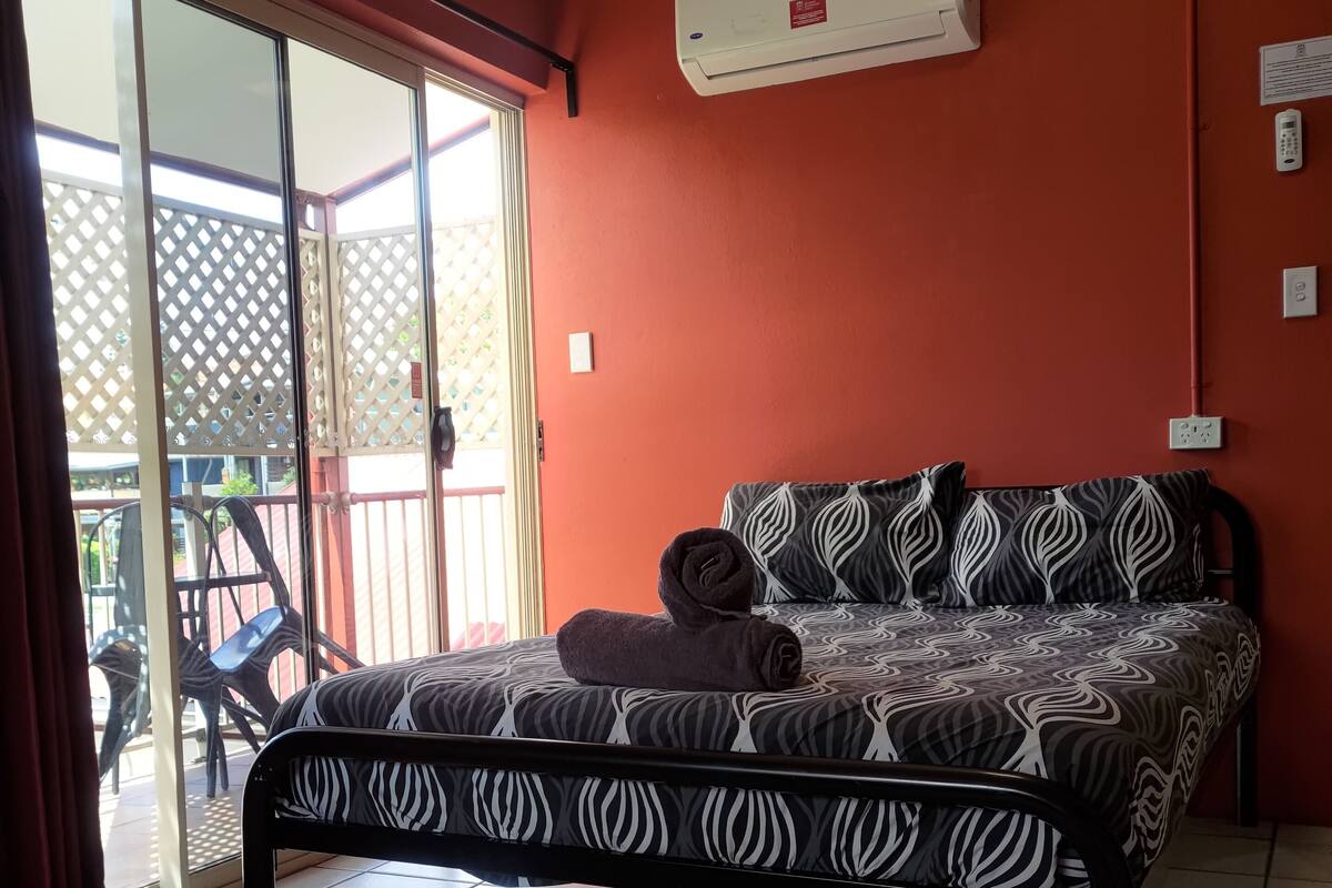 Deluxe Double Room with Private Bathroom | Free WiFi, bed sheets