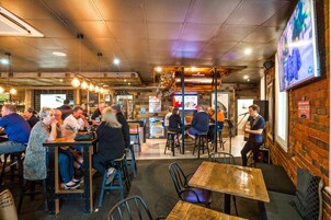 2 bars/lounges