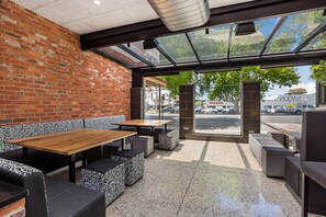 2 bars/lounges - National Hotel Complex and Bendigo Central Apartments (Bendigo)