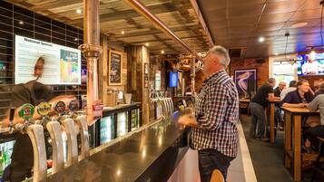 2 bars/lounges