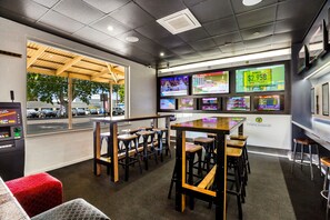 2 bars/lounges