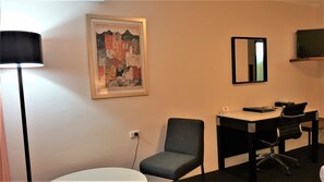 Rom – standard, ikke-røyk (Side Room 1 Queen) | Skrivebord, blendingsgardiner og strykejern/-brett