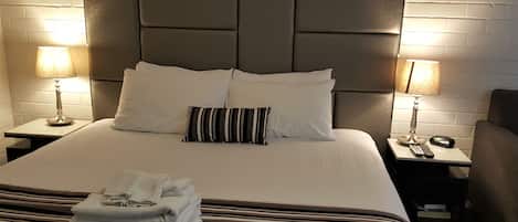 Camera Standard, non fumatori (Side Room 1 Queen) | Una scrivania, tende oscuranti, ferro/asse da stiro