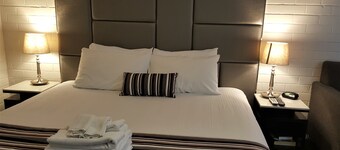 Hibiscus Lakeside Motel