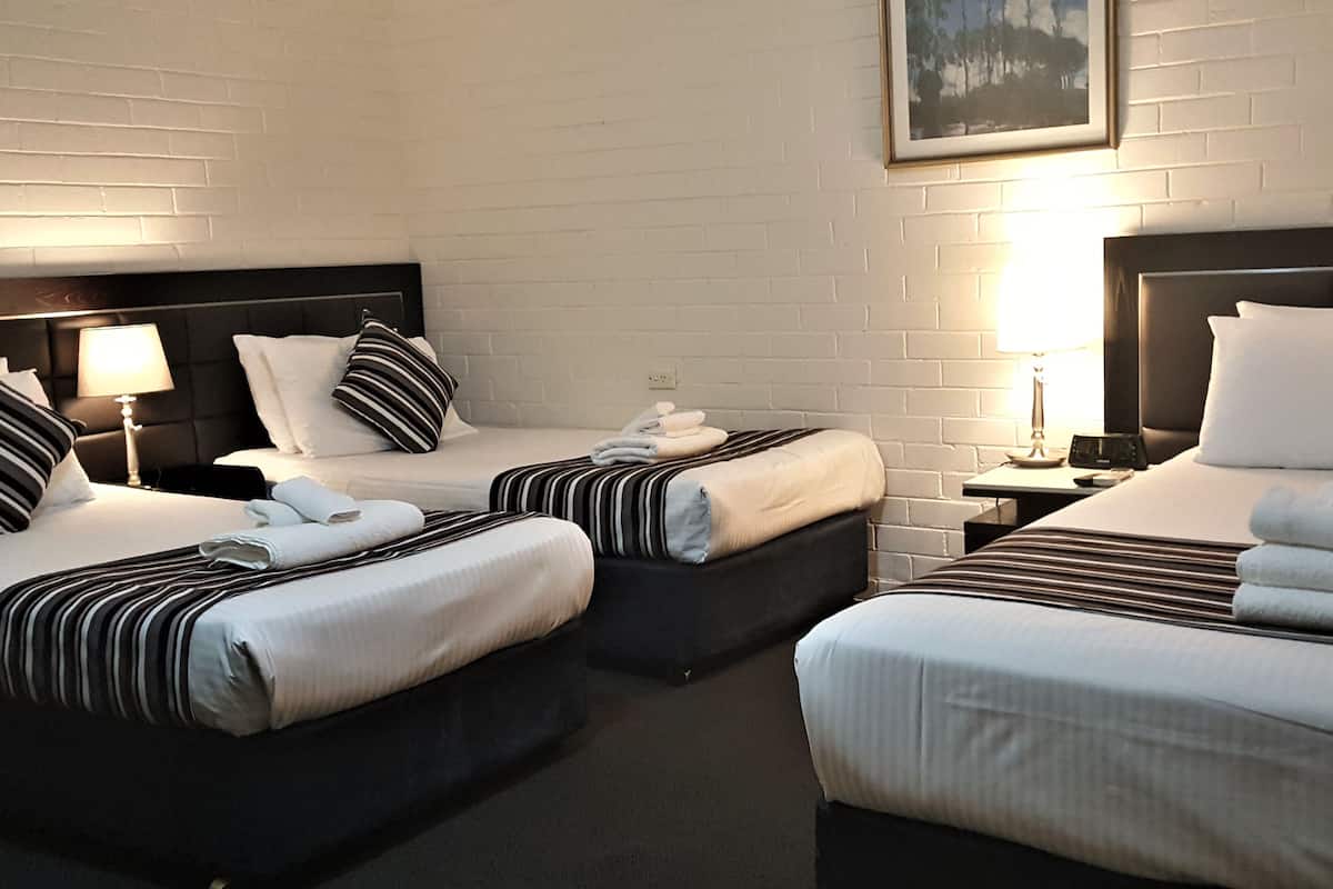 Quarto família, para não fumantes, sacada (Waterfront Family 1Q & 2S) | Escrivaninha, cortinas blackout, ferros/tábuas de passar roupa
