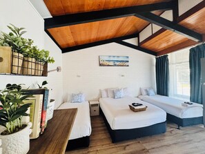 Premium bedding, Tempur-Pedic beds, individually decorated - Jetty Motel The Entrance (Long Jetty)