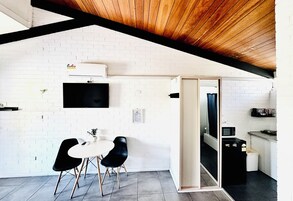 43-inch Smart TV with digital channels, TV, Netflix