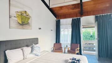 Shower, hydromassage showerhead, free toiletries, hair dryer