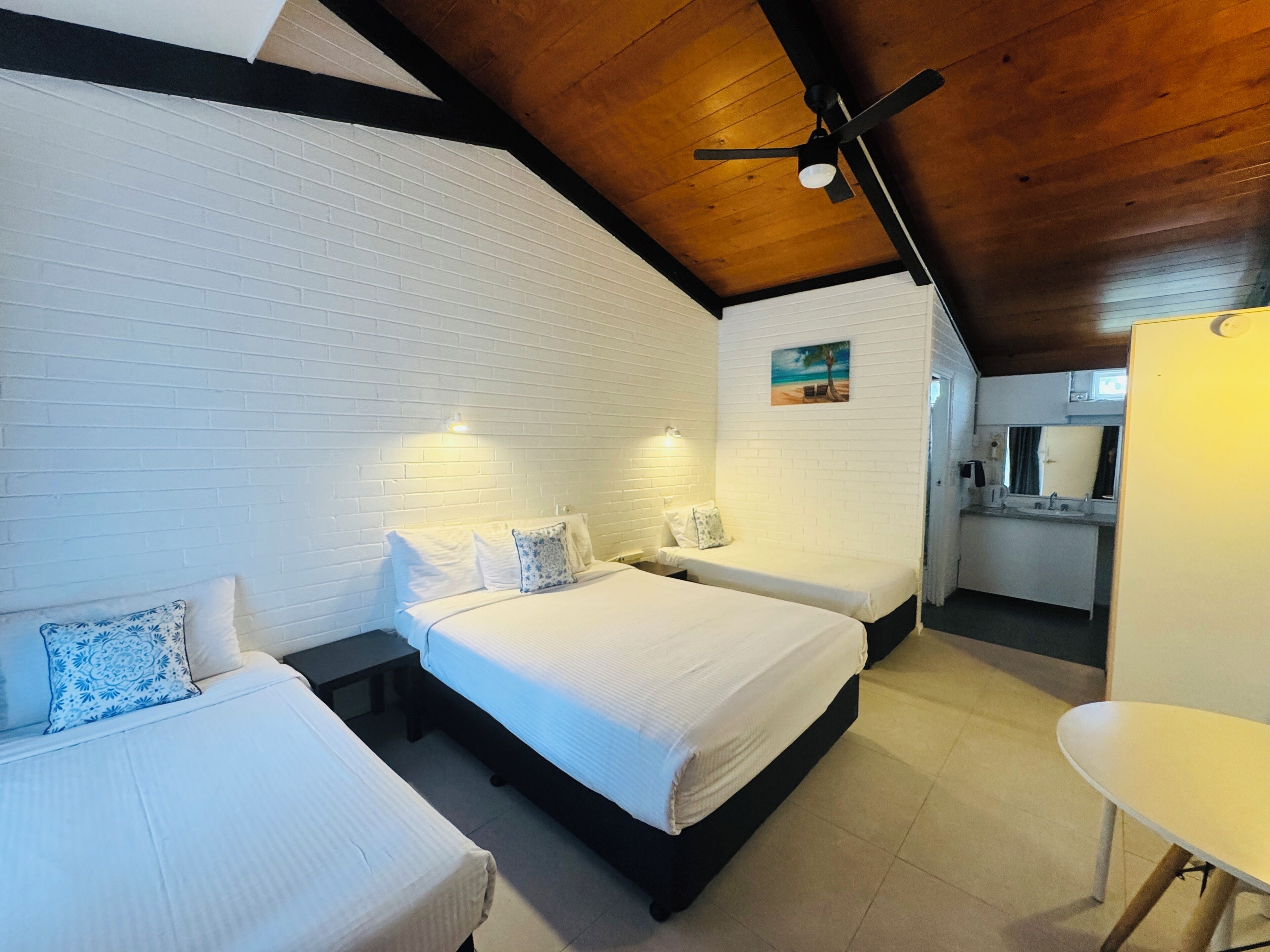 Classic-Dreibettzimmer | Hochwertige Bettwaren, Tempur-Pedic-Betten, individuell dekoriert