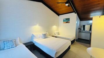 Classic-Dreibettzimmer | Hochwertige Bettwaren, Tempur-Pedic-Betten, individuell dekoriert