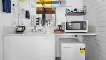 Refrigerador, microondas, cafetera/tetera, tetera/pava eléctrica