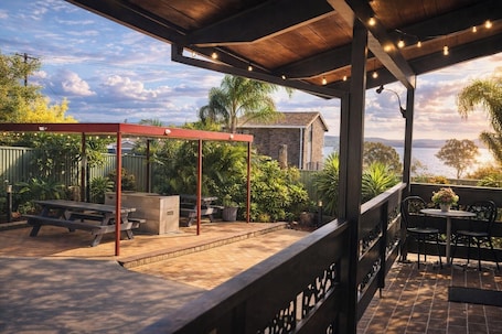 BBQ/picnic Area. Jetty Motel The Entrance