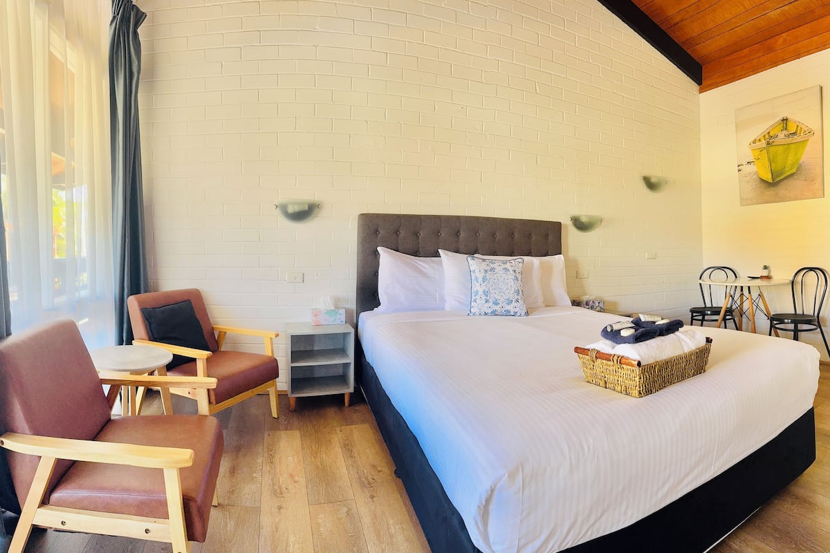 Chambre Double Deluxe, 1 grand lit, non-fumeur, réfrigérateur et four à micro-ondes