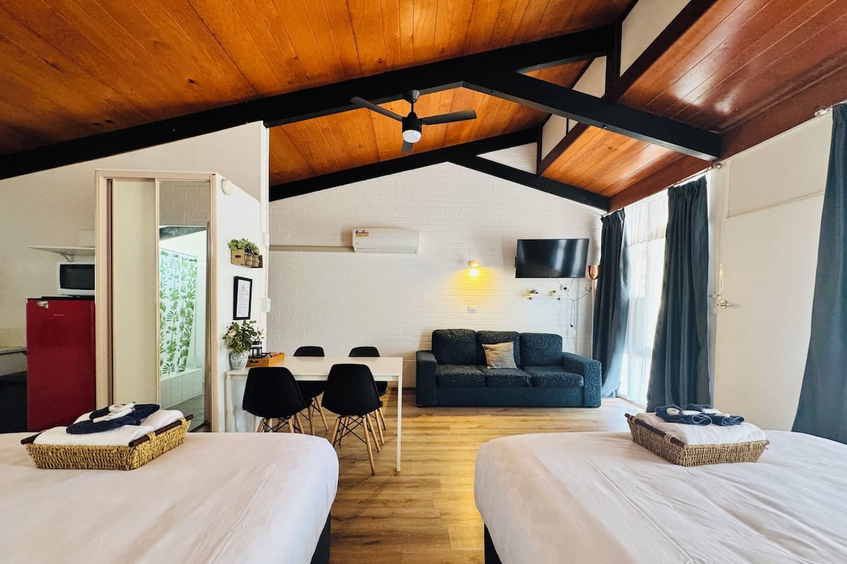 Habitación cuádruple familiar, varias camas, vista al patio | Ropa de cama de alta calidad y camas Tempur-Pedic