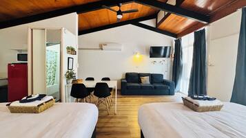 Neljän hengen perhehuone, useita sänkyjä, näköala pihalle | Ylelliset vuodevaatteet, Tempur Pedic -patjalliset sängyt