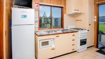 Ensuite Cabin | Private kitchen | Full-sized fridge, microwave, stovetop, electric kettle