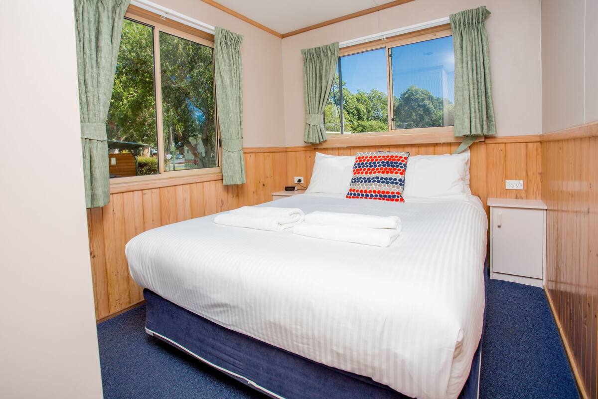 Waterfront Bungalow | 1 bedroom, iron/ironing board, cribs (free), WiFi (free)