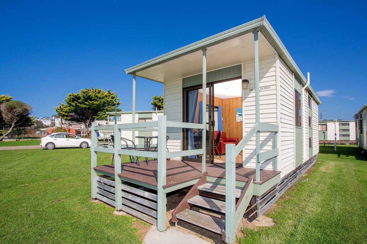 Ensuite Cabin | 1 bedroom, iron/ironing board, cribs (free), WiFi (free)