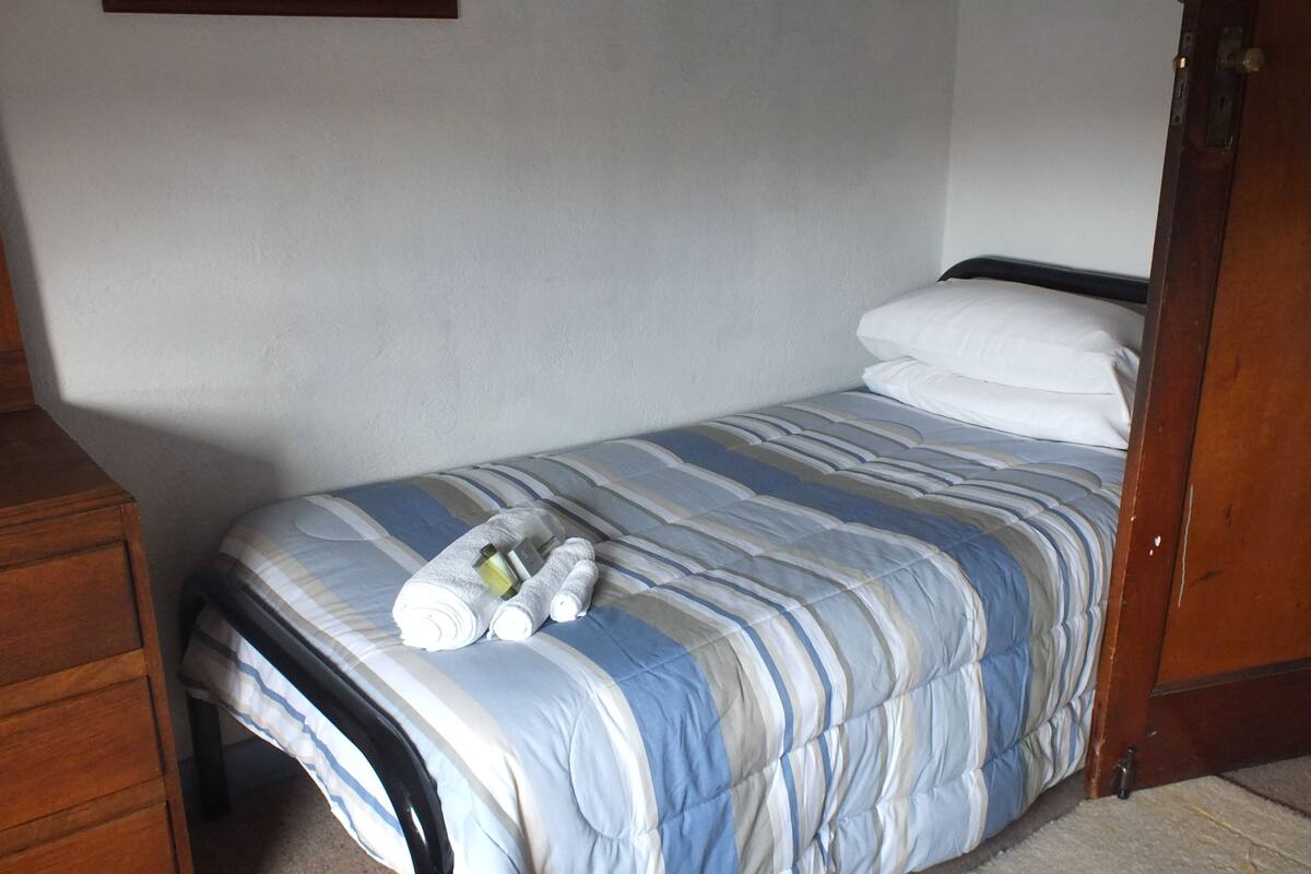 Standard Twin Single, Shared Bathroom | Iron/ironing board, free WiFi