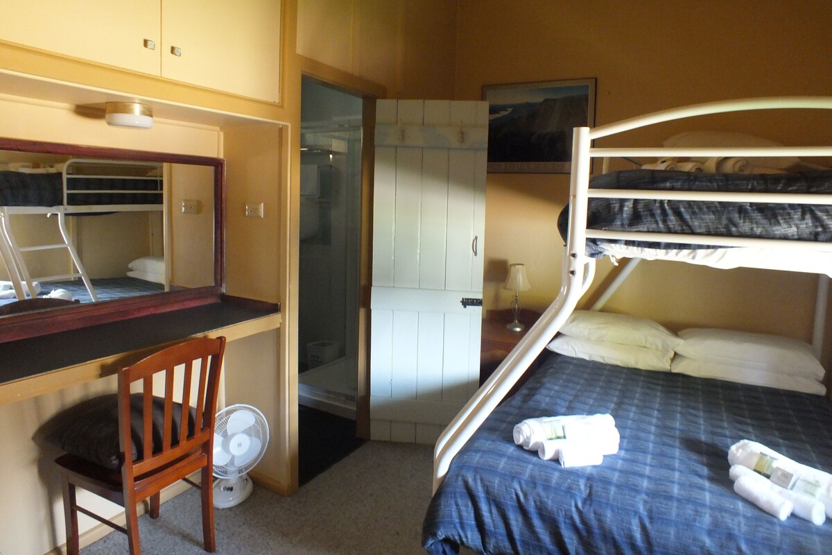 Standard Cottage, Shared Bathroom | Iron/ironing board, free WiFi