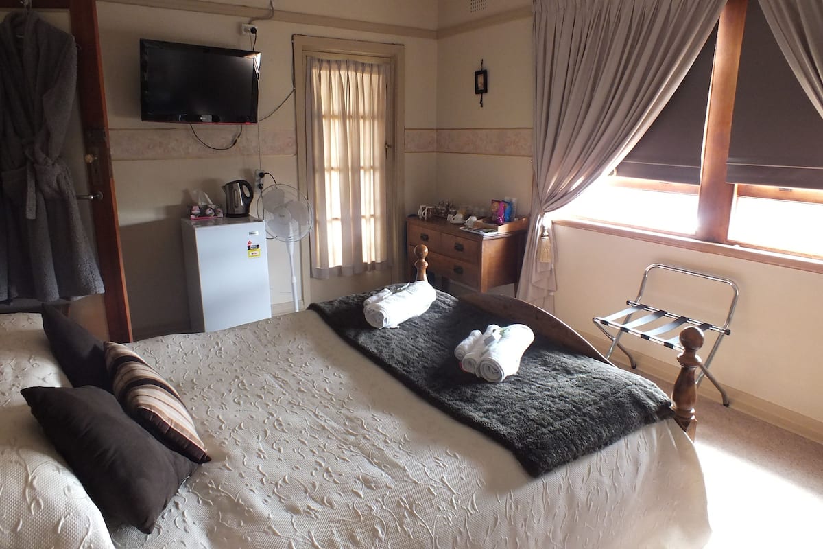 Deluxe Queen Suite, Shared Bathroom | Iron/ironing board, free WiFi