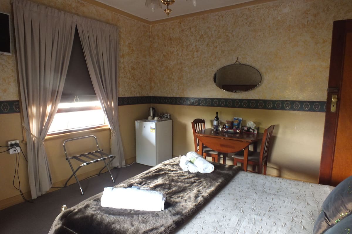 Deluxe Queen Room, Shared Bathroom | Iron/ironing board, free WiFi