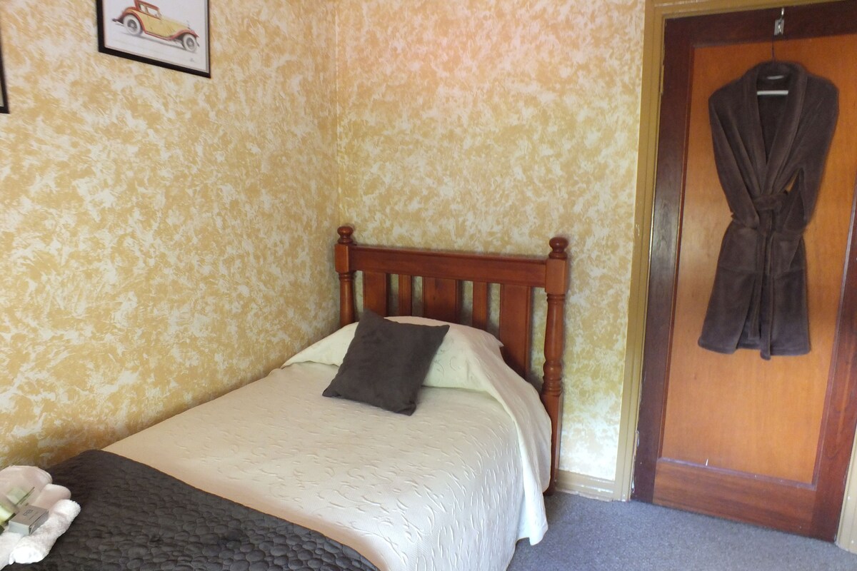 Deluxe King Single, Shared Bathroom  | Iron/ironing board, free WiFi