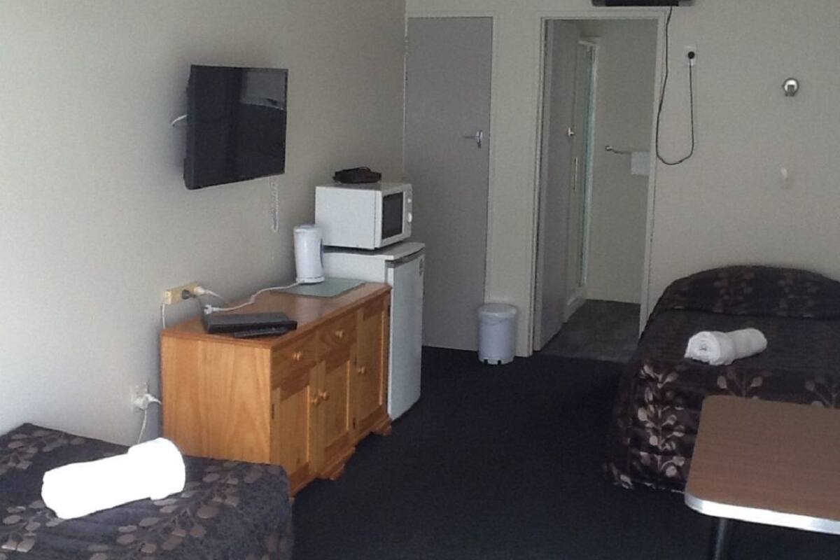 Standard Room, Non Smoking (Studio Twin) | Iron/ironing board, WiFi (free)