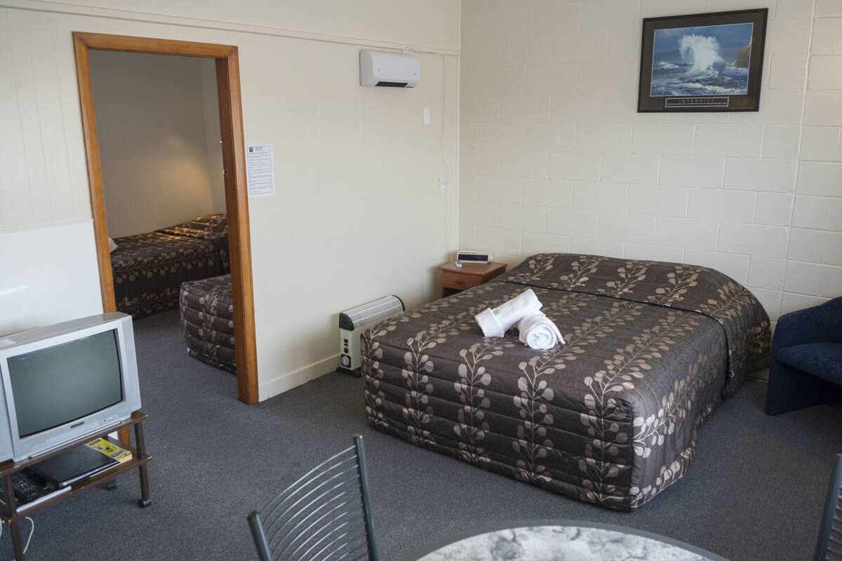 Standard Room, Non Smoking, Kitchenette (Studio with 1 bedroom) | Iron/ironing board, WiFi (free)