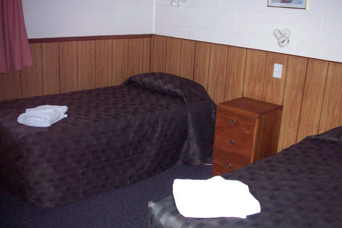 Standard Room, Non Smoking, Kitchenette (Disability Unit) | Iron/ironing board, WiFi (free)