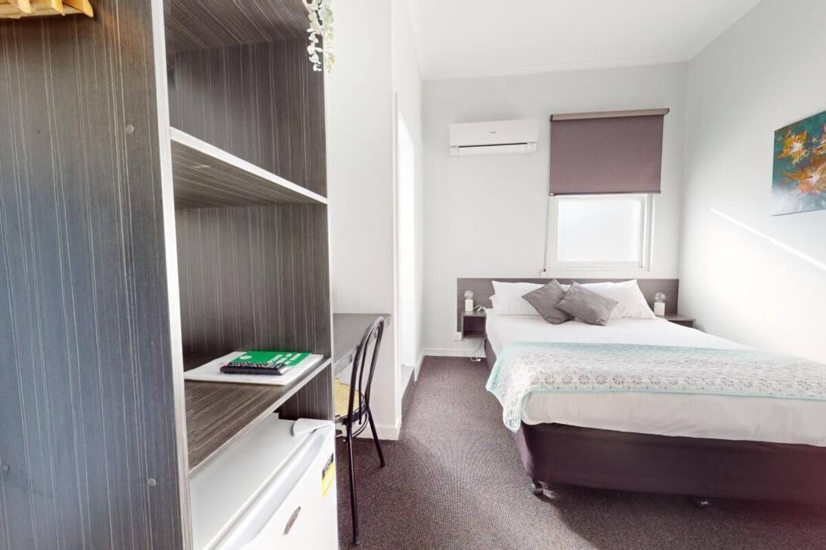 standard queen room | iron/ironing board, free wifi, bed sheets