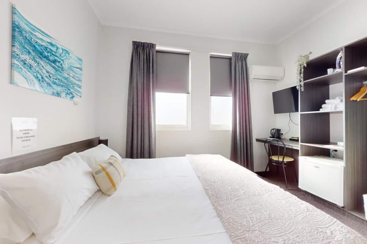 deluxe king room | iron/ironing board, free wifi, bed sheets