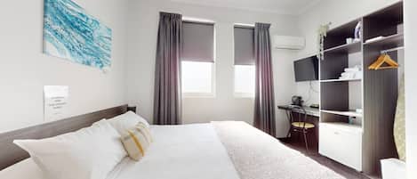 Deluxe kamer, 1 kingsize bed | Een strijkplank/strijkijzer, gratis wifi, beddengoed