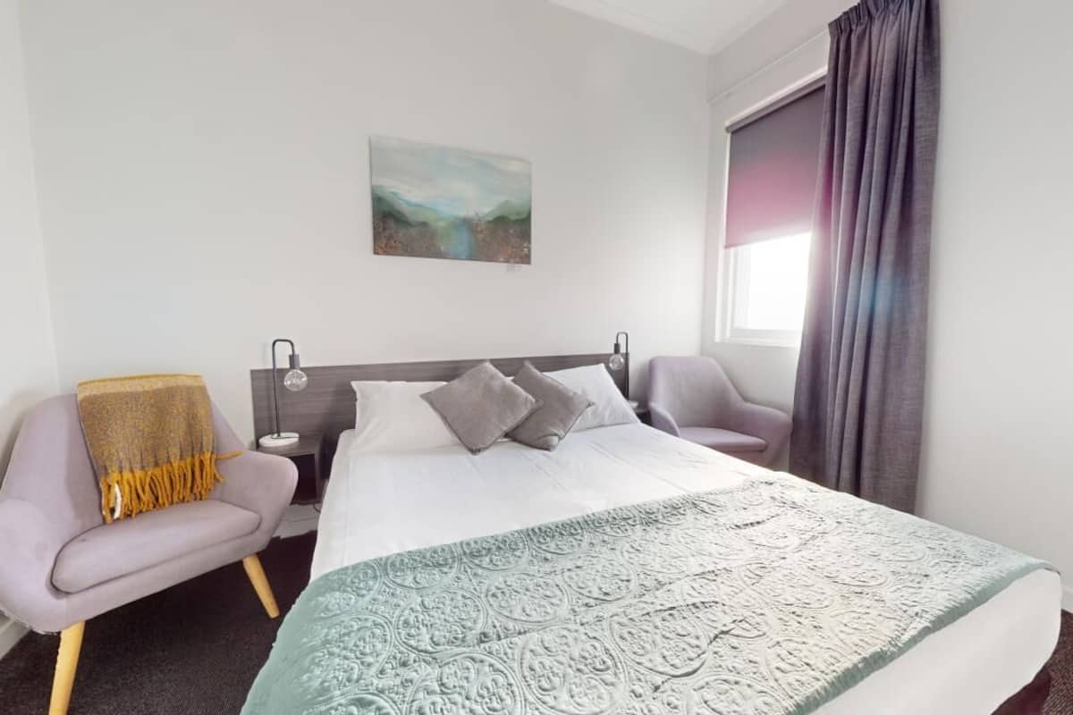 standard queen room | iron/ironing board, free wifi, bed sheets