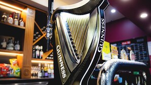 Un espace bar avec un robinet à bière de la marque Guinness et une sélection de bouteilles en arrière-plan.
