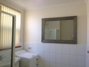 Chuveiro, secador de cabelo, toalhas de banho 