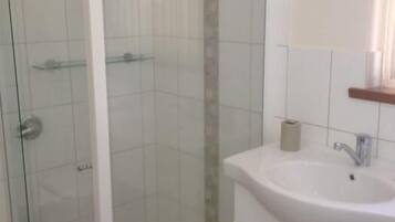 Een douche, een haardroger, handdoeken