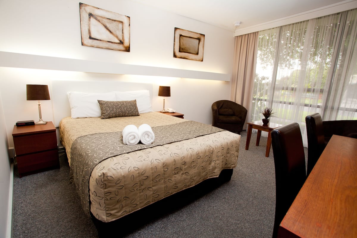 Standard Room, Non Smoking, Balcony (Queen Room) | Iron/ironing board, free WiFi