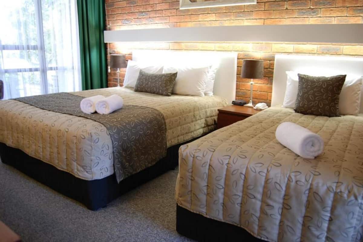 Standard Room, Non Smoking, Balcony (Twin Room with Queen Bed and Single Bed) | Iron/ironing board, free WiFi