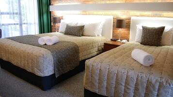Standard Room, Non Smoking, Balcony (Twin Room with Queen Bed and Single Bed) | Iron/ironing board, free WiFi