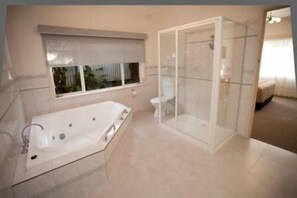 Shower, free toiletries, hair dryer, towels - Connells Motel & Serviced Apartments (Traralgon)